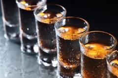 Μπαρ στην Κηφισιά μετά την αστυνομική παρέμβαση: Δεν απαγορεύεται η πώληση αλκοόλ