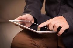 Το Διαδίκτυο «σάρωσε» τηλεόραση και παραδοσιακά μέσα ενημέρωσης κατά την περίοδο της πανδημίας