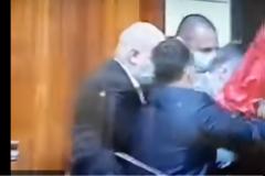 Σερβία: Σκηνές χάους στο Κοινοβούλιο σε συνεδρίαση για τον κορωνοϊό