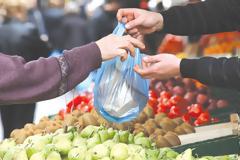 Μεταδίδεται ο κοροναϊός από τα τρόφιμα; Επιβιώνει στις επιφάνειες τους; Το πόσιμο νερό είναι ασφαλές;