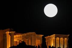 Εντυπωσιακές εικόνες: Η τελευταία υπερπανσέληνος του 2020