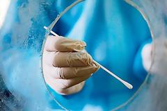 Από τα τέλη του 2019 διασπείρεται ο ιός..