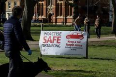 Η καραντίνα έκανε πιο μελαγχολικούς και μοναχικούς τους νέους κάτω των 35 ετών..