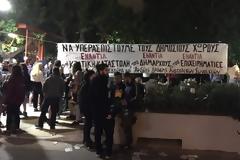 Η «μάχη» της πλατείας: «Κοσμοπλημμύρα» στη Βαρνάβα στο Παγκράτι - Εικόνες απίστευτου συνωστισμού