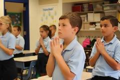 Εντός των αιθουσών η πρωινή προσευχή στα σχολεία - Προβληματισμός για πιθανή σιωπηρή κατάργησή της