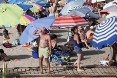 Ο κακός χαμός γίνεται από το πρωί στις παραλίες της Αττικής