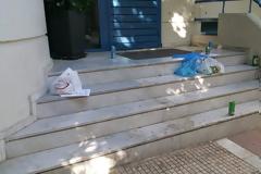 Η «μάχη» της πλατείας: Σκουπιδότοπο θυμίζει η πλατεία Βαρνάβα μετά τον συνωστισμό