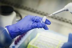 ΠΟΥ: Η έκθεση υγιών εθελοντών στον ιό μπορεί να επιταχύνει την ανάπτυξη εμβολίου