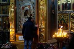 Η Παναγία χρίει τον ευλαβή φιλομόναχο νεαρό