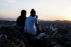 Guardian: Οι Ελληνες απορούν με το χάος στη Βρετανία, την ώρα που το lockdown στη χώρα τους αίρεται