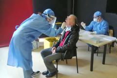 Ψηλά η Ελλάδα σε πανευρωπαϊκή έρευνα για τον αριθμό τεστ ανά επιβεβαιωμένο κρούσμα