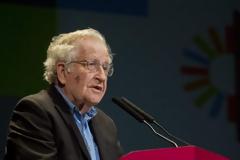 Τσόμσκι: Ο Τραμπ μαχαιρώνει πισώπλατα τους Αμερικανούς στη χειρότερη κρίση υγείας