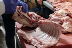 Θα έστελναν επτά τόνους ακατάλληλα κρέατα σε νοσοκομεία, φυλακές και στρατόπεδα