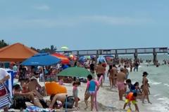 ΗΠΑ: Συνωστισμός σε παραλία στη Φλόριντα - Έκλεισε μία εβδομάδα μετά το άνοιγμά της