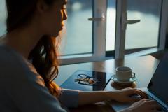 Ναι, ο υπολογιστής καταπονεί τα μάτια: Πώς να τα προστατέψετε