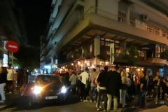 Το αδιαχώρητο έξω από καταστήματα «take away» ποτά - Φωτος