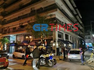 Φωτογραφία για Θεσσαλονίκη: Η αστυνομία διέλυσε το πλήθος έξω από καταστήματα με «take away» ποτά