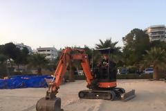 «Εργοτάξιο» οι οργανωμένες παραλίες για να προλάβουν το Σαββατοκύριακο