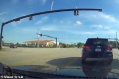 Αεροπλάνο χτυπάει σε καλώδια ρεύματος και συντρίβεται - Το βίντεο σοκάρει