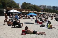 «Εργοτάξιο» οι οργανωμένες παραλίες για να προλάβουν το Σαββατοκύριακο