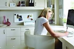 Η τηλεργασία έχει πρωτοφανείς αρνητικές συνέπειες στις οικογένειες αλλά και στην εργασιακή ζωή