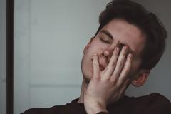 Γιατί νιώθουμε τόσο κουρασμένοι; Ο ειδικός απαντά και δίνει λύσεις