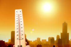 Τσιόδρας: «Οι ακραίες θερμοκρασίες και ο ήλιος δεν σκοτώνουν τον ιό»