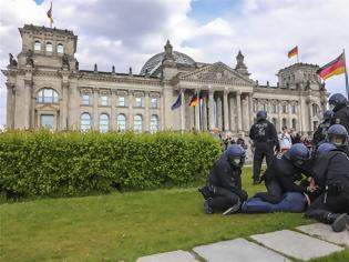 Φωτογραφία για «Ντόμινο» διαδηλώσεων σε Γερμανία, Ελβετία, Βρετανία κατά των περιοριστικών μέτρων