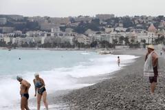 Άνοιξαν οι παραλίες στη γαλλική Ριβιέρα αλλά δεν επιτρέπεται η ηλιοθεραπεία!