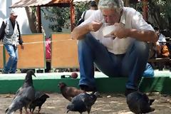 Περιμένοντας να παραλάβουν τσάντες με είδη πρώτης ανάγκης...ΔΕΝ  ΕΙΝΑΙ  ΕΥΡΩΠΗ ΑΥΤΟ ....ΕΙ