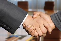 Χειραψία: Η ιστορία του χαιρετισμού που «περνάει κρίση» λόγω κορωνοϊού - Ξεκίνησε από την αρχαία Ελλάδα;