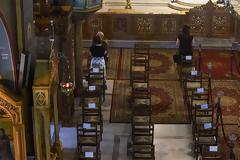 Ανοίγουν οι εκκλησίες με αποστάσεις, αντισηπτικά και διπλές λειτουργίες