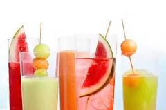 Υγιεινά, δροσιστικά, καλοκαιρινά κοκτέιλ με λίγες θερμίδες