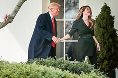 Ντόναλντ Τραμπ: Γιατί κάνει «πασαρέλα» τον Λευκό Οίκο και επιλέγει μοντέλα για εκπροσώπους;