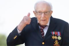 Γεννημένος ήρωας: «Ιππότης» ο 100χρονος που συγκέντρωσε 32 εκατ. λίρες για το NHS