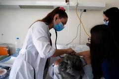 Κορωνοϊός: Το Associated Press υποκλίνεται στους φοιτητές Ιατρικής που κράτησαν όρθιο το νοσοκομείο «Σωτηρία» εν μέσω πανδημίας