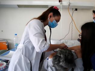 Φωτογραφία για Κορωνοϊός: Το Associated Press υποκλίνεται στους φοιτητές Ιατρικής που κράτησαν όρθιο το νοσοκομείο «Σωτηρία» εν μέσω πανδημίας