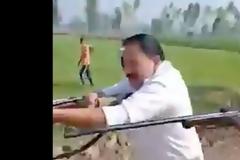 Αγρότες πυροβόλησαν και σκότωσαν Ινδό πολιτικό για έναν... δρόμο - Το βίντεο σοκάρει