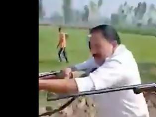 Φωτογραφία για Αγρότες πυροβόλησαν και σκότωσαν Ινδό πολιτικό για έναν... δρόμο - Το βίντεο σοκάρει