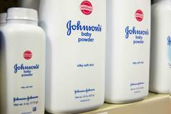 Η Johnson & Johnson αποσύρει το ταλκ Baby Powder μετά από τις χιλιάδες αγωγές για πρόκληση καρκίνου