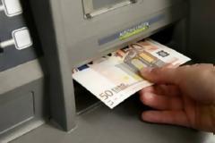 Έκανε ανάληψη 10.000 ευρώ και αγορές με χαμένη τραπεζική κάρτα!