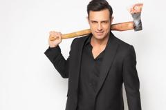 Επιστρέφει ο Πούμπουρας με τρεις φάρσες!