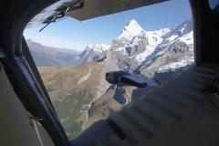 Απίστευτο βίντεο: Πήδηξαν μέσα σε αεροπλάνο την ώρα που αυτό πετούσε