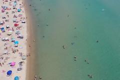 Στην έναρξη της τουριστικής σεζόν στην Ελλάδα επικεντρώνονται τα ξένα μέσα ενημέρωσης