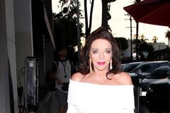 Τζόαν Κόλινς κατηγορεί την κυβέρνηση της Βρετανίας για διακρίσεις και ηλικιακό ρατσισμό