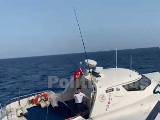 Φωτογραφία για Βίντεο-ντοκουμέντο: Ακραία πρόκληση στο Αιγαίο - Τούρκοι παρενοχλούν Έλληνες ψαράδες στις Οινούσσες