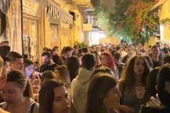 Άλλη μια `επανάσταση του γλυκού νερού`...Οι `Μαμάκιες` μαζεύτηκαν στου Ψυρρή