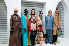 Gucci χαράζει νέο μονοπάτι μειώνοντας το πρόγραμμα των επιδείξεών του σε δύο φορές το χρόνο