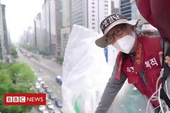 Σεούλ: Ο 61χρονος που ζει εδώ και ένα χρόνο στον «αέρα» ως ένδειξη διαμαρτυρίας