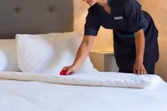 Σε μαξιλαροθήκες και σεντόνια «κρύβεται» ο κοροναϊός. Προσοχή στο μάζεμα τους